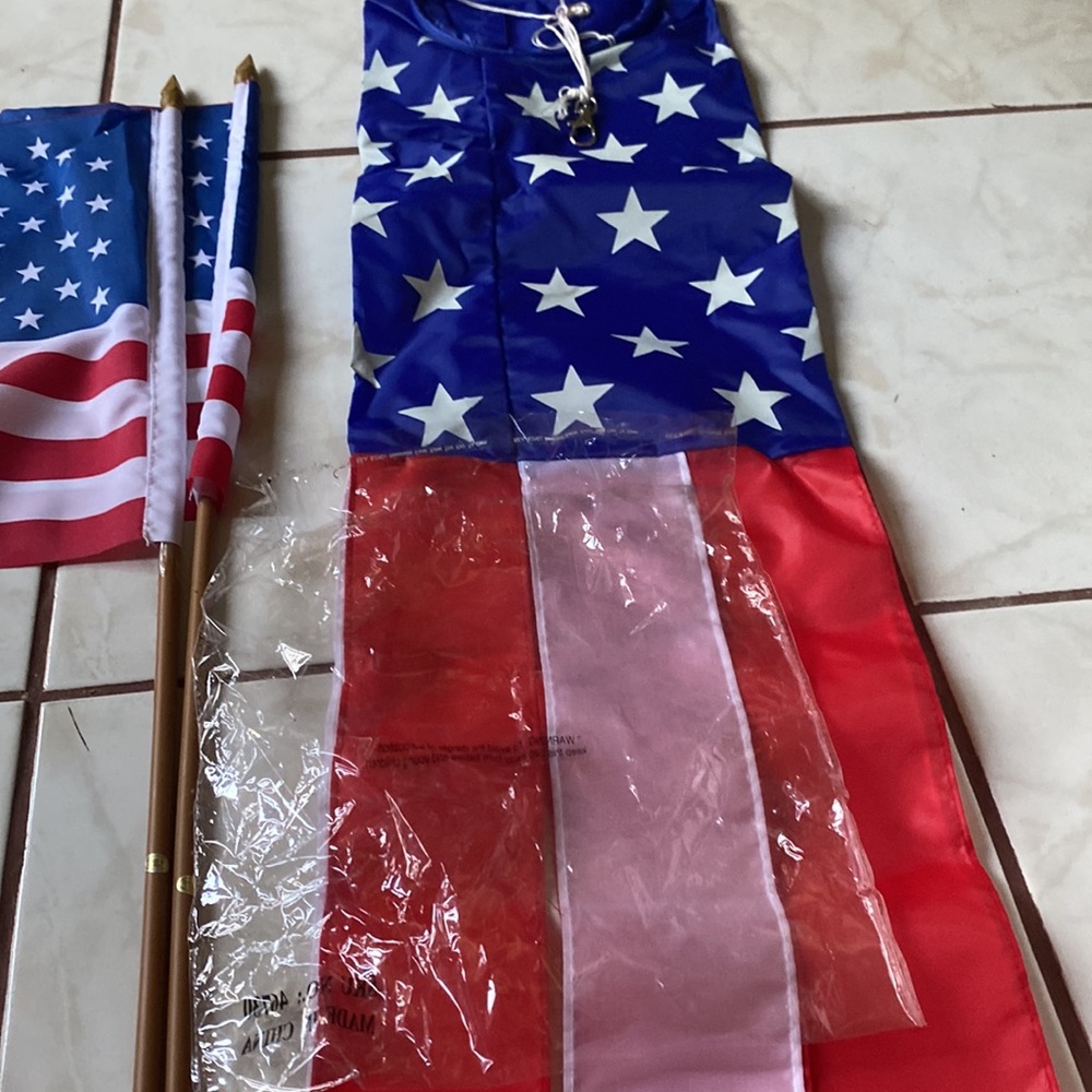 NWOT Patrotic Windsock and 2 flags - Picture 3 of 3